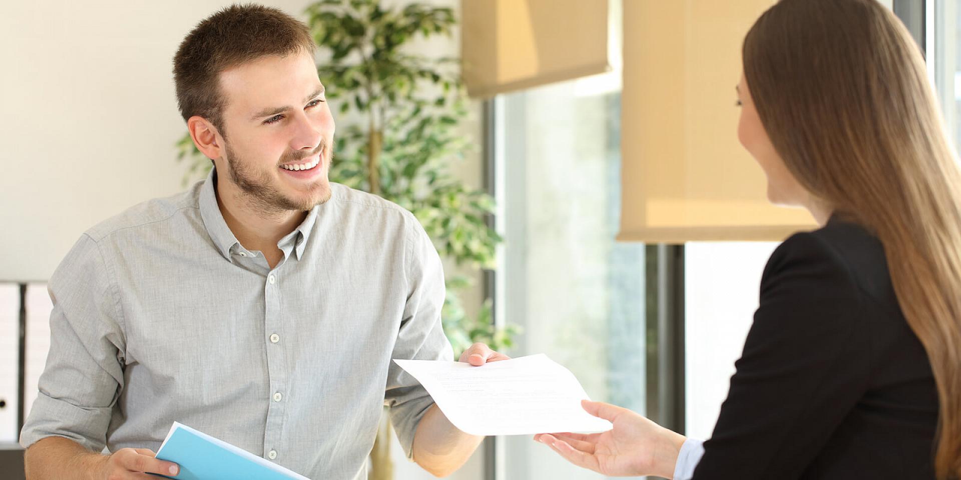 Consultation-one-on-one_AdobeStock_135292415-2.jpg